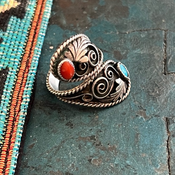 Vintage Native American Sterling Silver Turquoise and Coral Ring - Picture 4 of 9